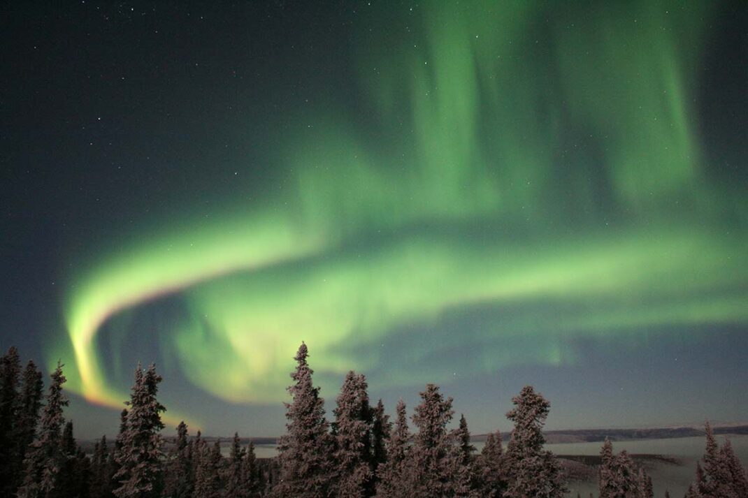 Aurora-full-moon-fairbanks