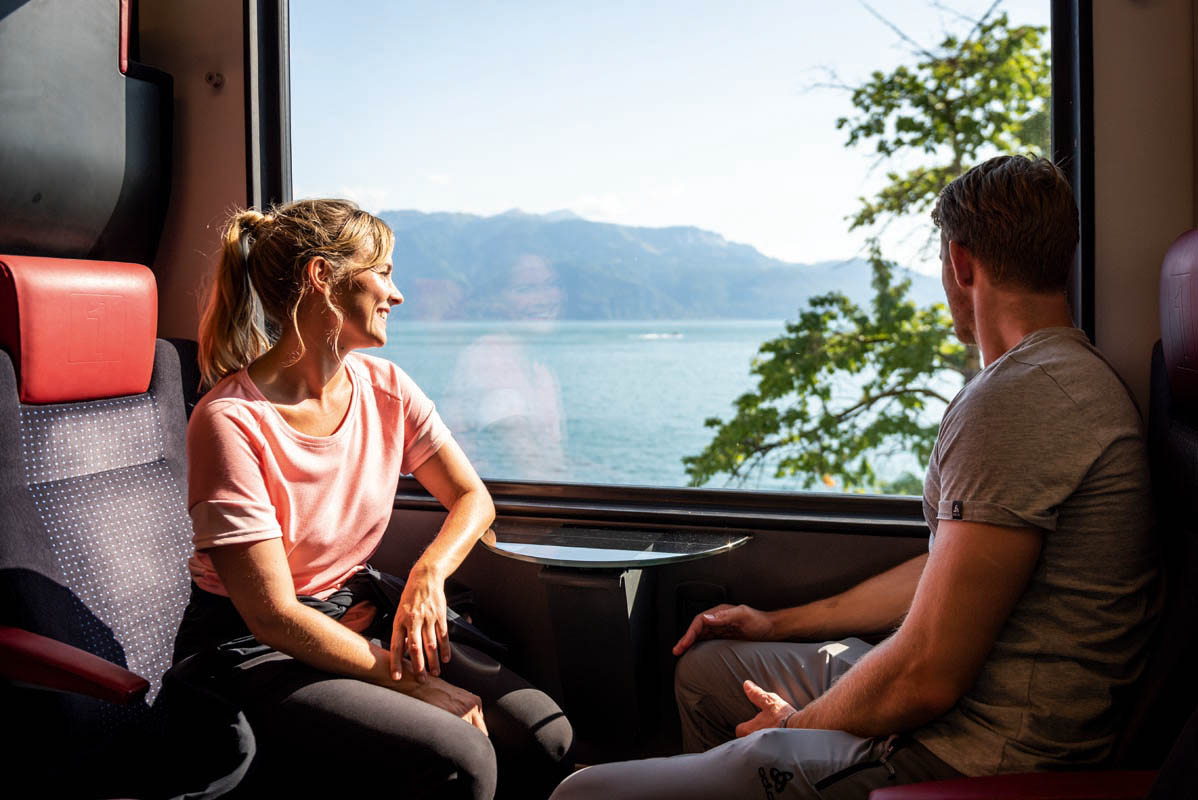 couple-train-lake-geneva