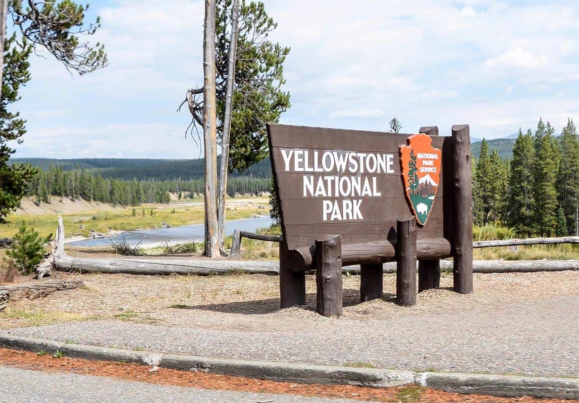 yellow-stone-national-park-sign