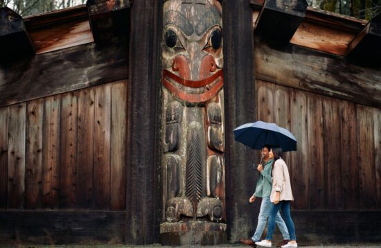 couple-exploring-museum